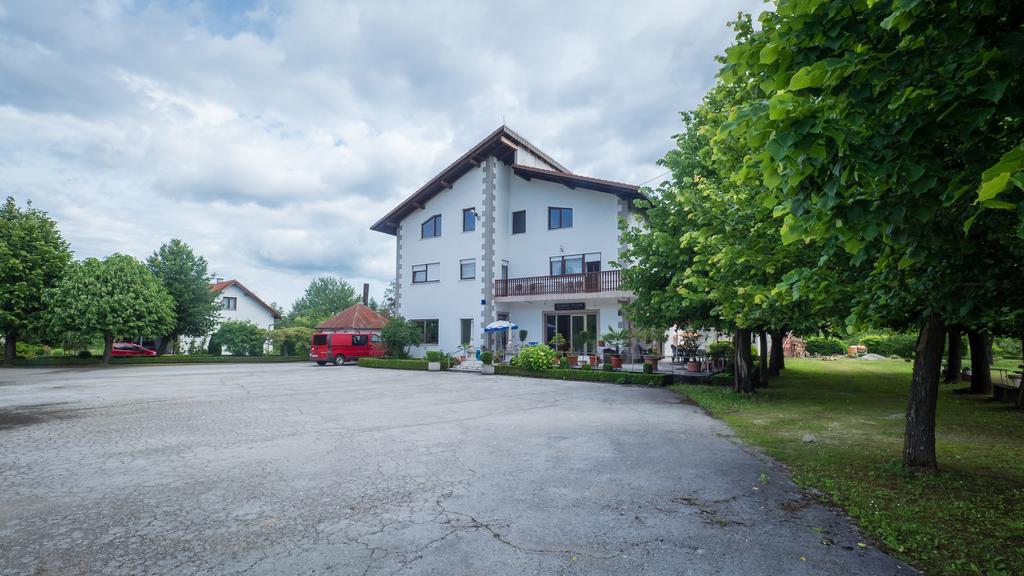Guest House Hodak Rakovica Exterior foto