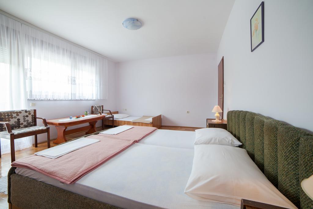 Guest House Hodak Rakovica Exterior foto